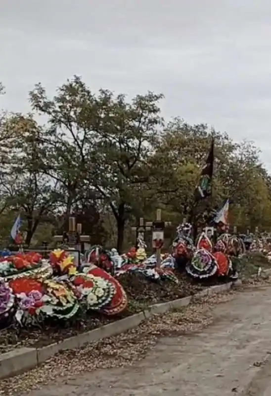 TOMBE DI SOLDATI RUSSI A LUGANSK 