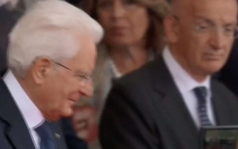 ufficiale non riesce a sfilare guanto per stringere la mano a mattarella 1