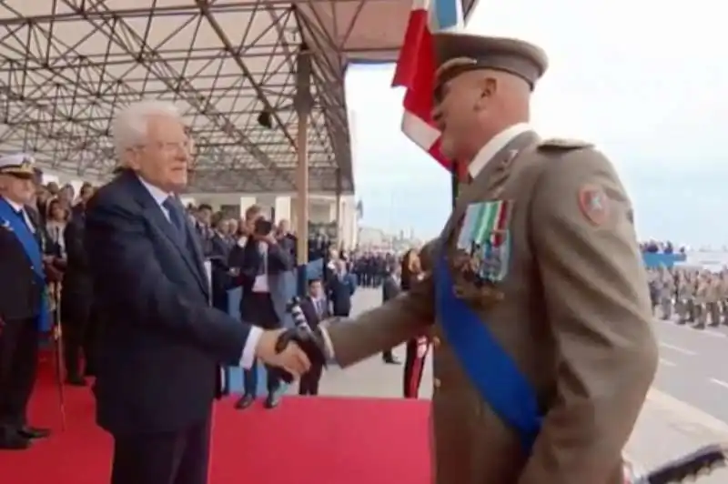 ufficiale non riesce a sfilare guanto per stringere la mano a mattarella 4