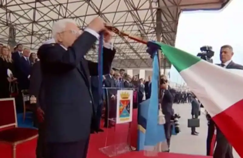 ufficiale non riesce a sfilare guanto per stringere la mano a mattarella 6