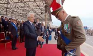 ufficiale non riesce a sfilare guanto per stringere la mano a mattarella 7