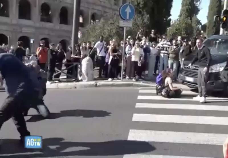 ultima generazione blocca il centro di roma 5