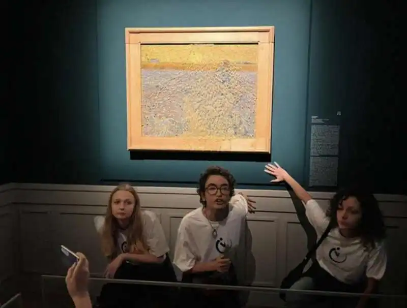 ULTIMA GENERAZIONE CONTRO IL QUADRE DI VAN GOGH 1