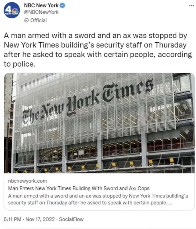 uomo armato di spada e ascia alla sede del new york times