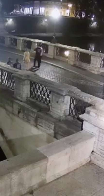 vandali in azione sulla scultura di jago su ponte sant angelo