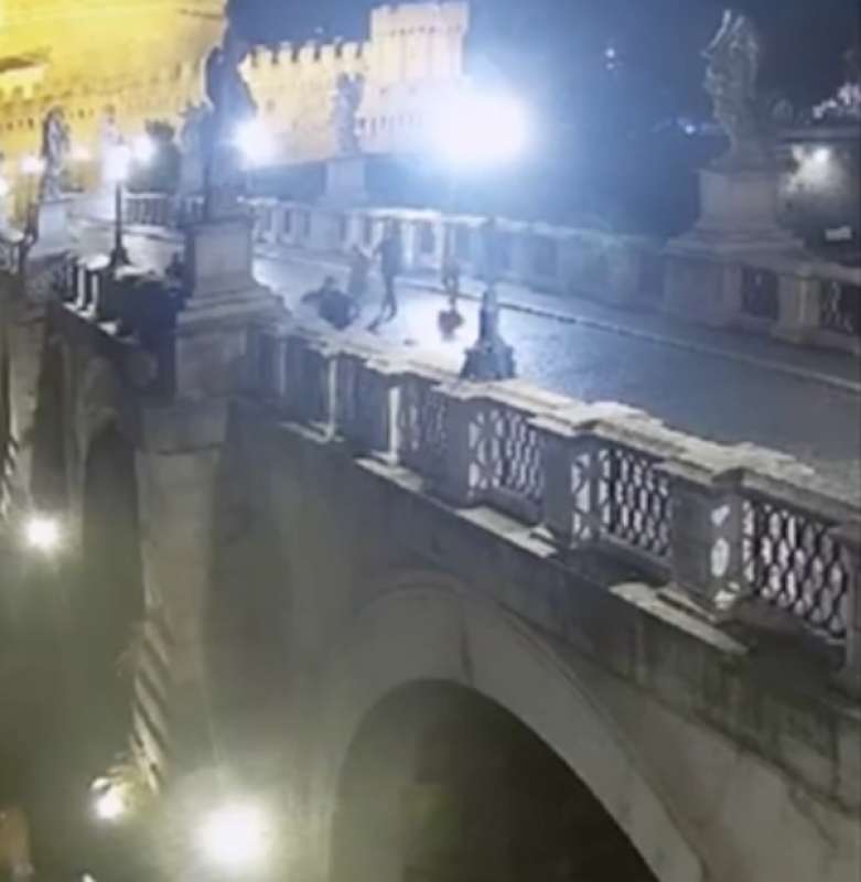 vandali in azione sulla scultura di jago su ponte sant angelo