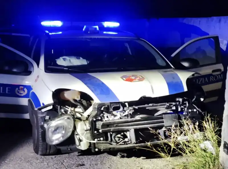 vigili travolti da auto di rom 