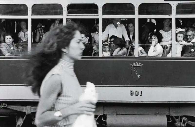 william klein   ragazza con i capelli lunghi davanti a un tram, 1956