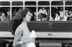 william klein ragazza con i capelli lunghi davanti a un tram, 1956