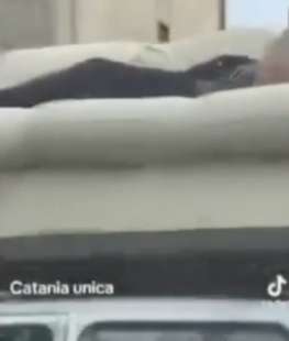 a catania un uomo e sdraiato su un divano trasportato da una macchina 1