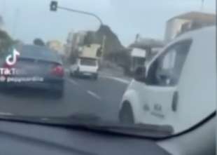 a catania un uomo e sdraiato su un divano trasportato da una macchina 5