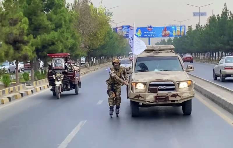 a kabul i talebani pattugliano le strade pattinando 1