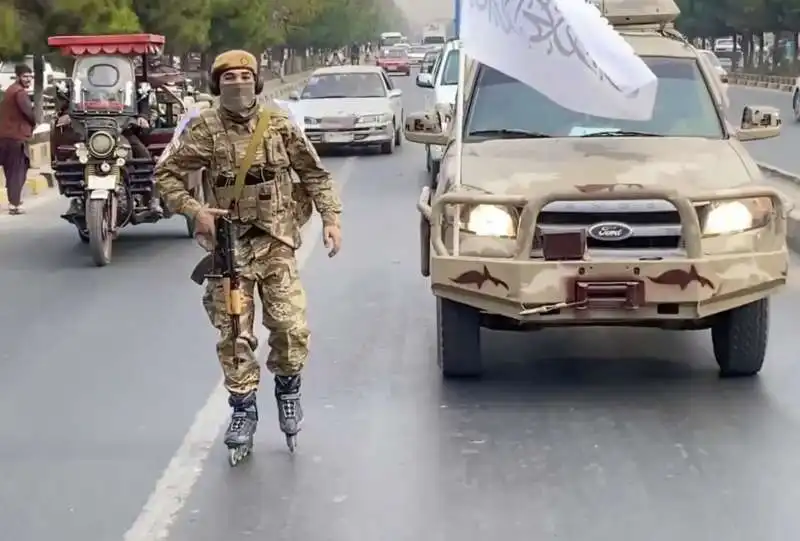 a kabul i talebani pattugliano le strade pattinando 11