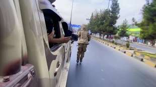 a kabul i talebani pattugliano le strade pattinando 2