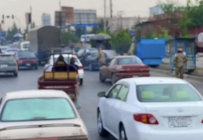 a kabul i talebani pattugliano le strade pattinando 4