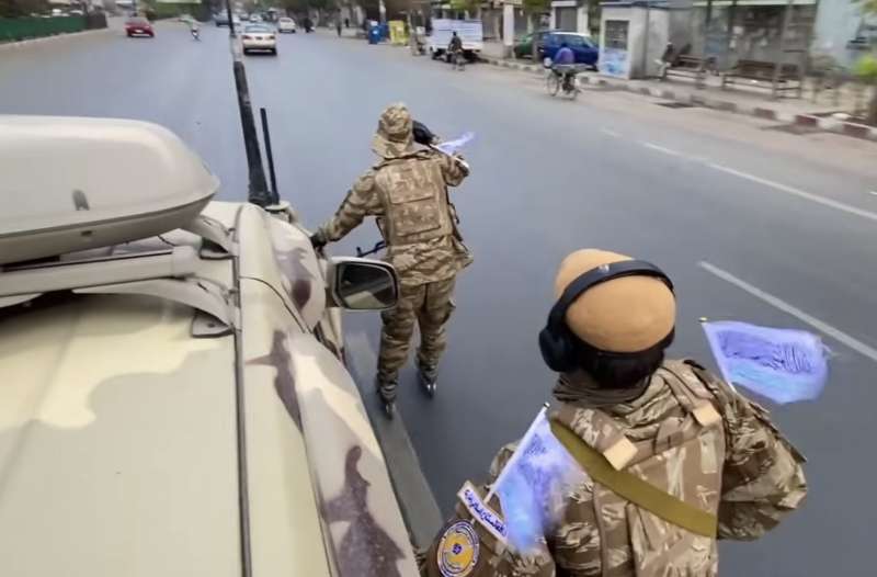 a kabul i talebani pattugliano le strade pattinando 5