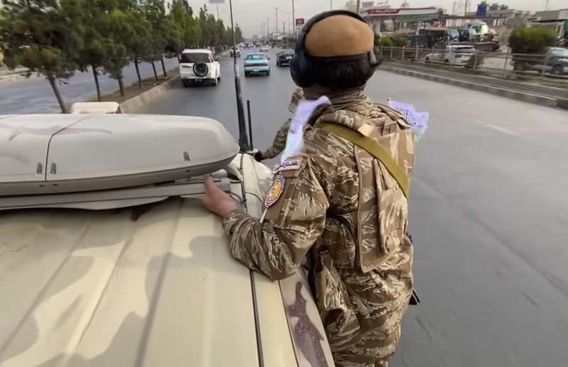 a kabul i talebani pattugliano le strade pattinando 6