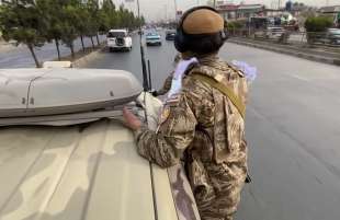 a kabul i talebani pattugliano le strade pattinando 6