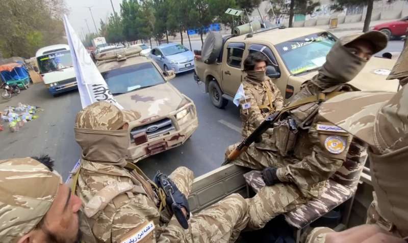 a kabul i talebani pattugliano le strade pattinando 7