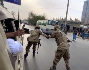 a kabul i talebani pattugliano le strade pattinando 8