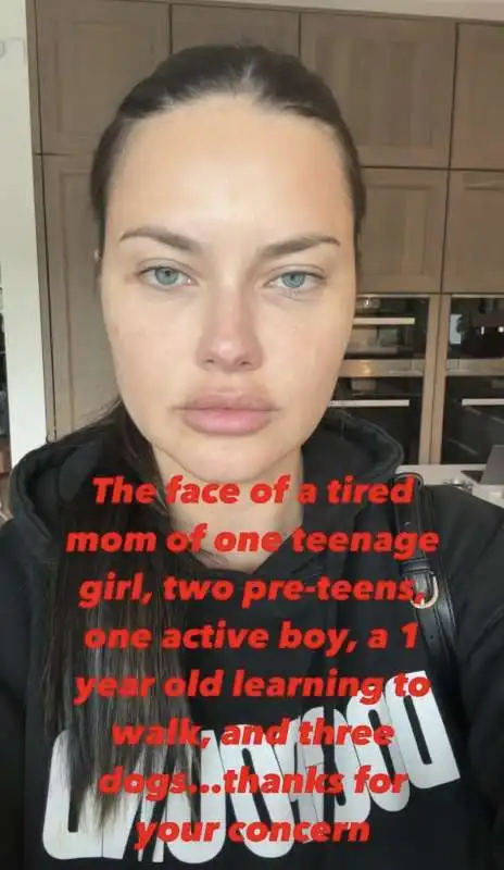 adriana lima con la faccia da mamma stanca 