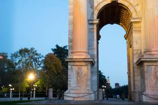 attivisti di ultima generazione imbrattano l arco della pace a milano 1