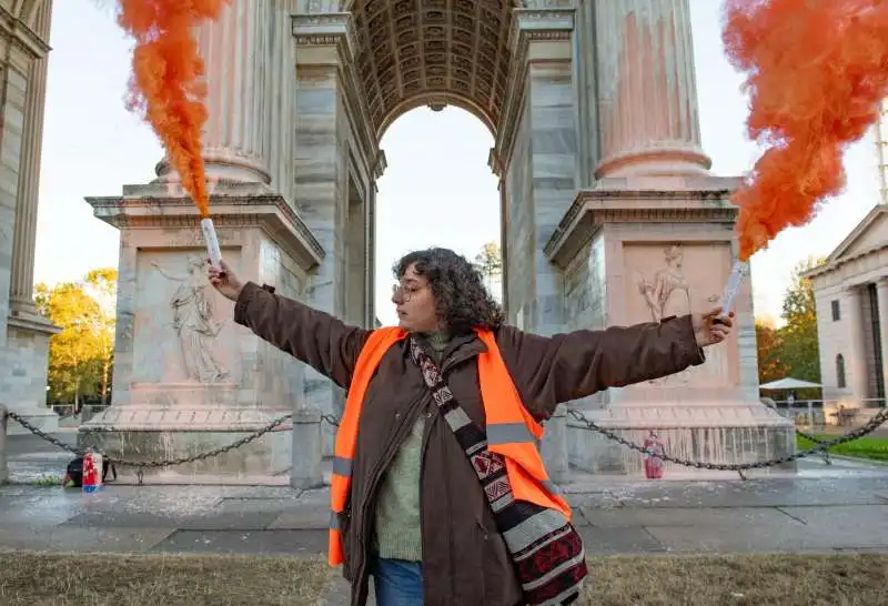 attivisti di ultima generazione imbrattano l arco della pace a milano   1