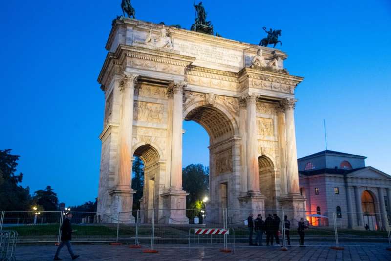 attivisti di ultima generazione imbrattano l arco della pace a milano 10