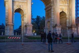 attivisti di ultima generazione imbrattano l arco della pace a milano 11