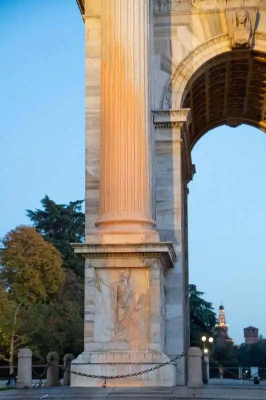 attivisti di ultima generazione imbrattano l arco della pace a milano   2