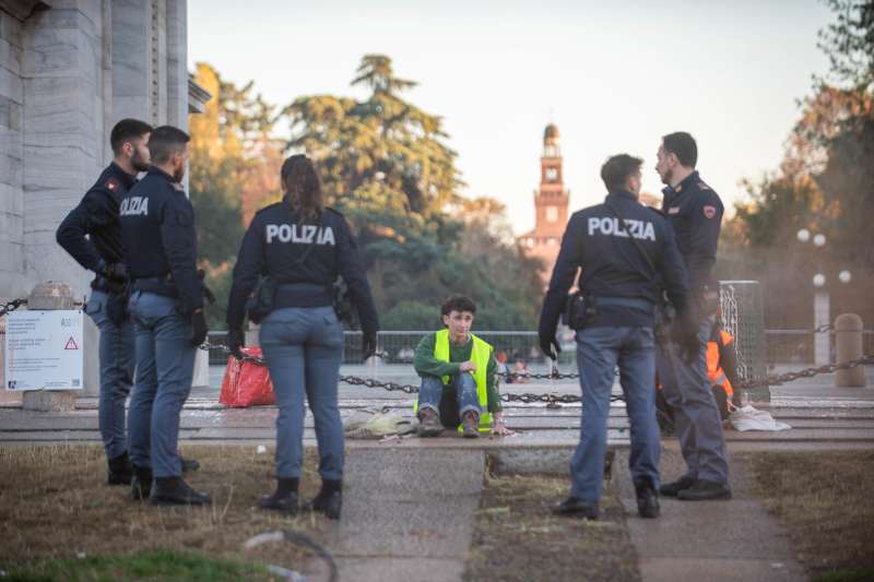 attivisti di ultima generazione imbrattano l arco della pace a milano 2