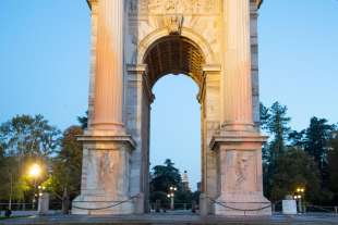 attivisti di ultima generazione imbrattano l arco della pace a milano 3