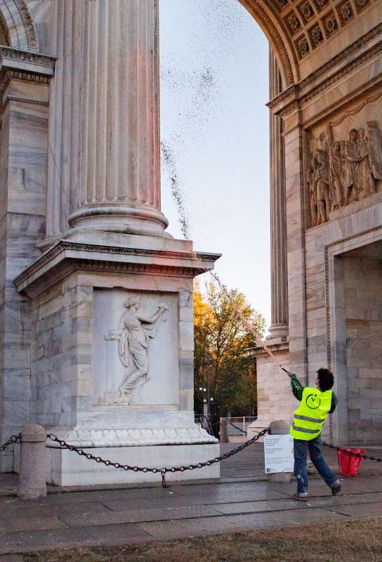 attivisti di ultima generazione imbrattano l arco della pace a milano 3