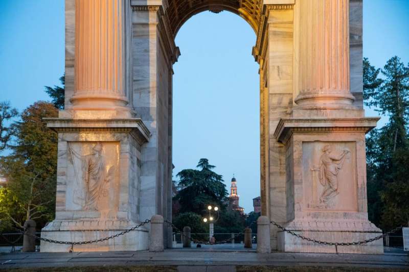 attivisti di ultima generazione imbrattano l arco della pace a milano 4