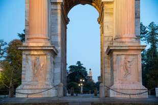 attivisti di ultima generazione imbrattano l arco della pace a milano 4