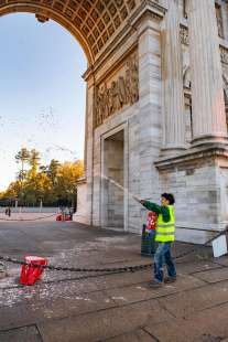 attivisti di ultima generazione imbrattano l arco della pace a milano 4