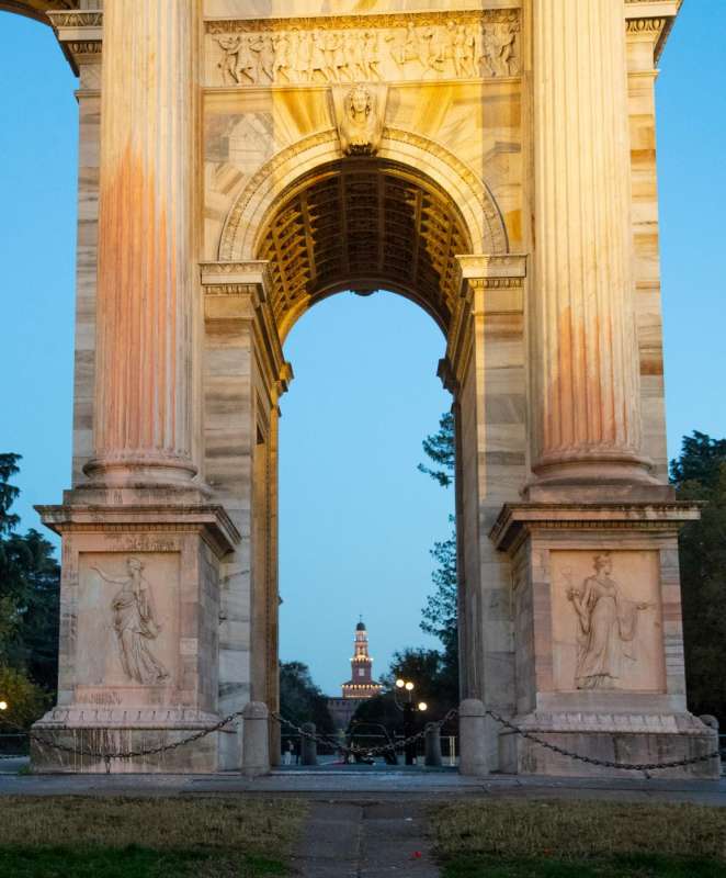 attivisti di ultima generazione imbrattano l arco della pace a milano 5