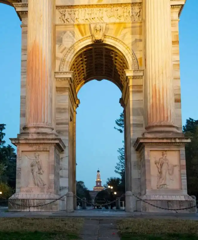 attivisti di ultima generazione imbrattano l arco della pace a milano   5