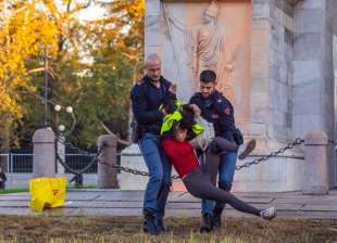 attivisti di ultima generazione imbrattano l arco della pace a milano 5