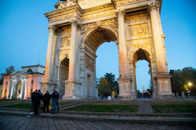 attivisti di ultima generazione imbrattano l arco della pace a milano 6