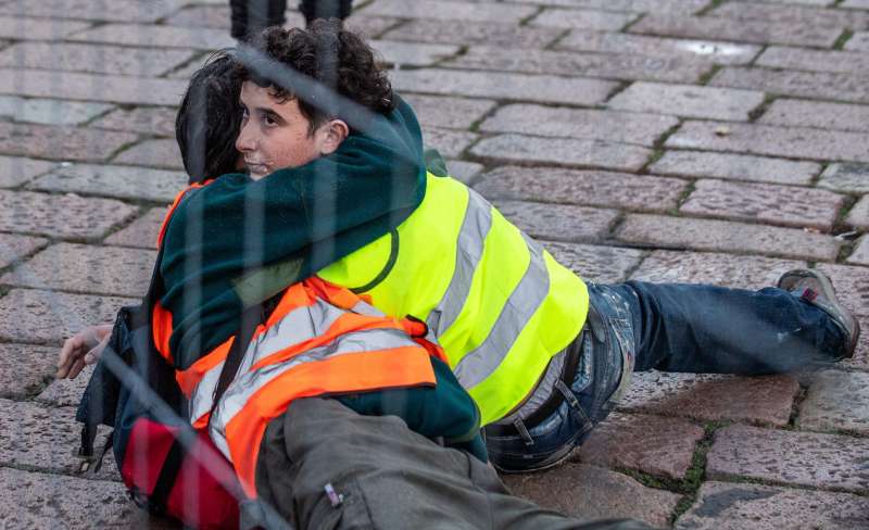 attivisti di ultima generazione imbrattano l arco della pace a milano 6