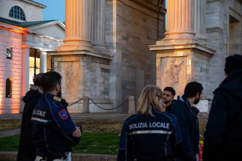 attivisti di ultima generazione imbrattano l arco della pace a milano 7