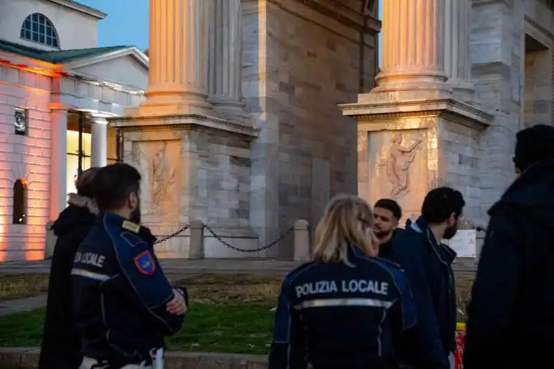 attivisti di ultima generazione imbrattano l arco della pace a milano   7