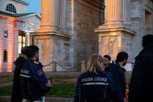 attivisti di ultima generazione imbrattano l arco della pace a milano 7