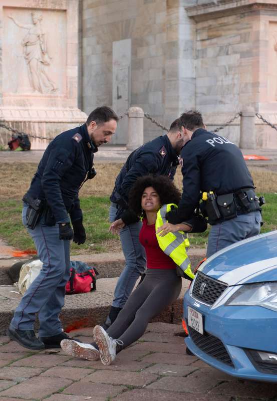 attivisti di ultima generazione imbrattano l arco della pace a milano 7