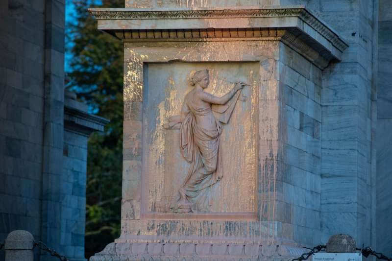 attivisti di ultima generazione imbrattano l arco della pace a milano 8