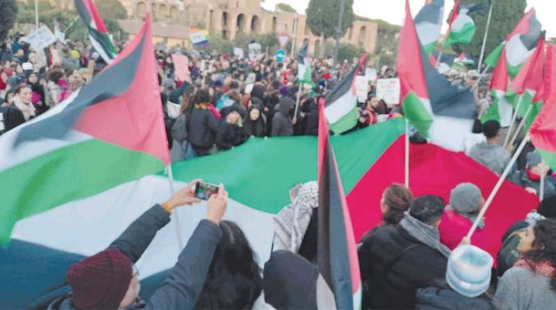 BANDIERE PALESTINESI ALLA MANIFESTAZIONE CONTRO IL PATRIARCATO A ROMA