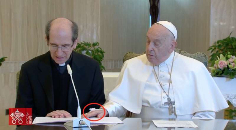 bergoglio con l agocannula nella mano durante il collegamento da santa marta 3