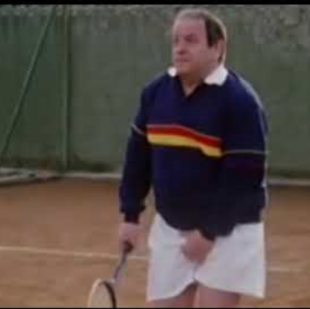 bombolo che gioca a tennis