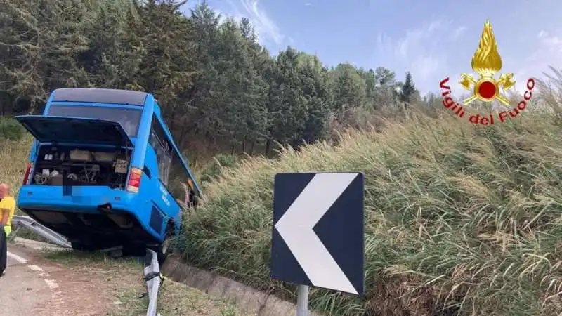 bus finisce fuori strada a montescaglioso 2